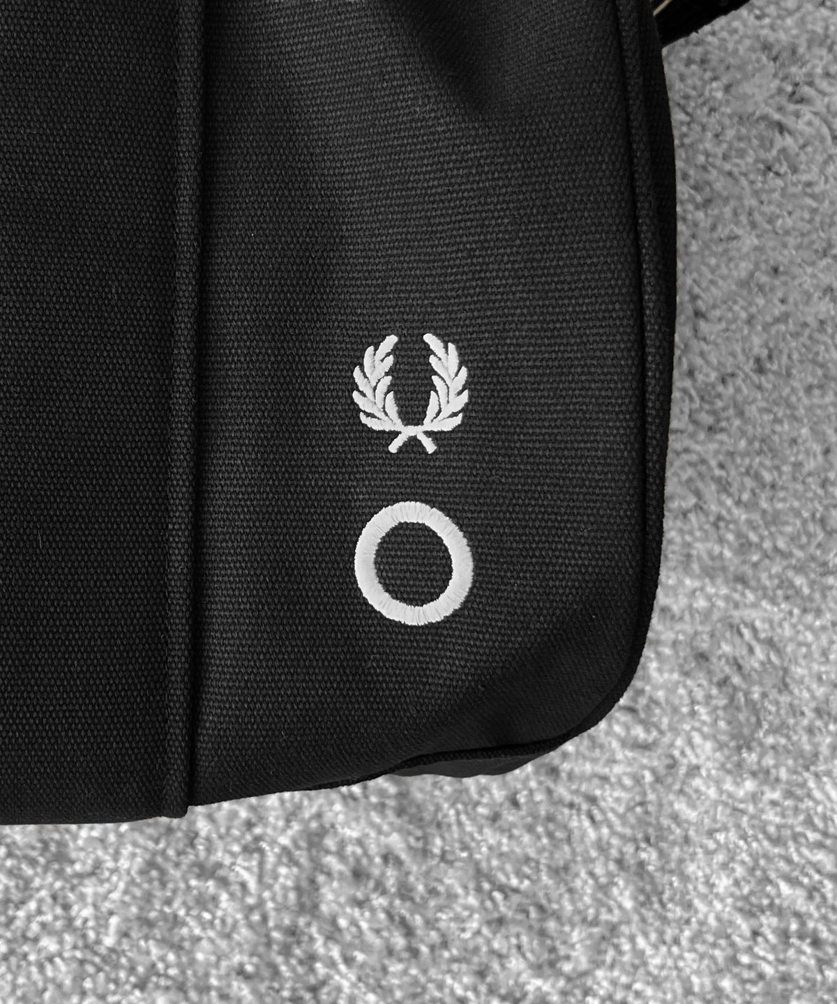 FRED PERRY Craig green barrel bag “BLACK”