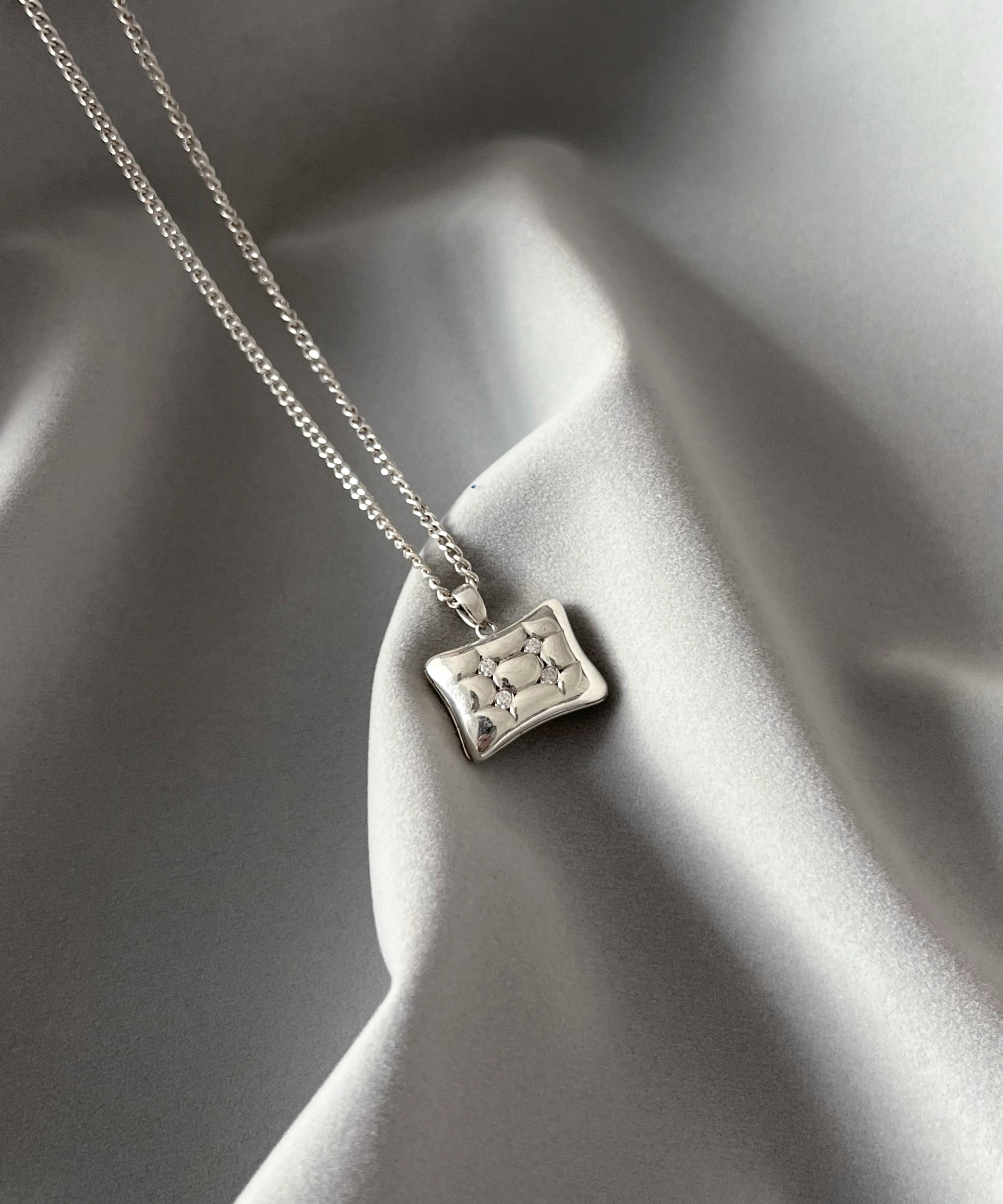 SHRINE Cushion necklace w/stone "SILVER"