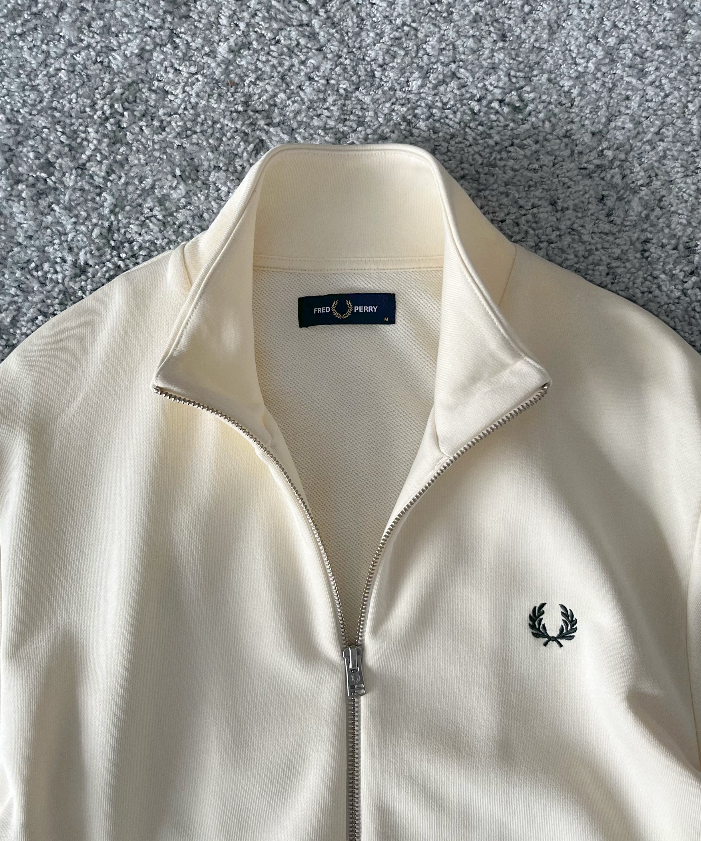 FRED PERRY【フレッドペリー】 Zip through sweatshirt “ECRU”｜O WEB