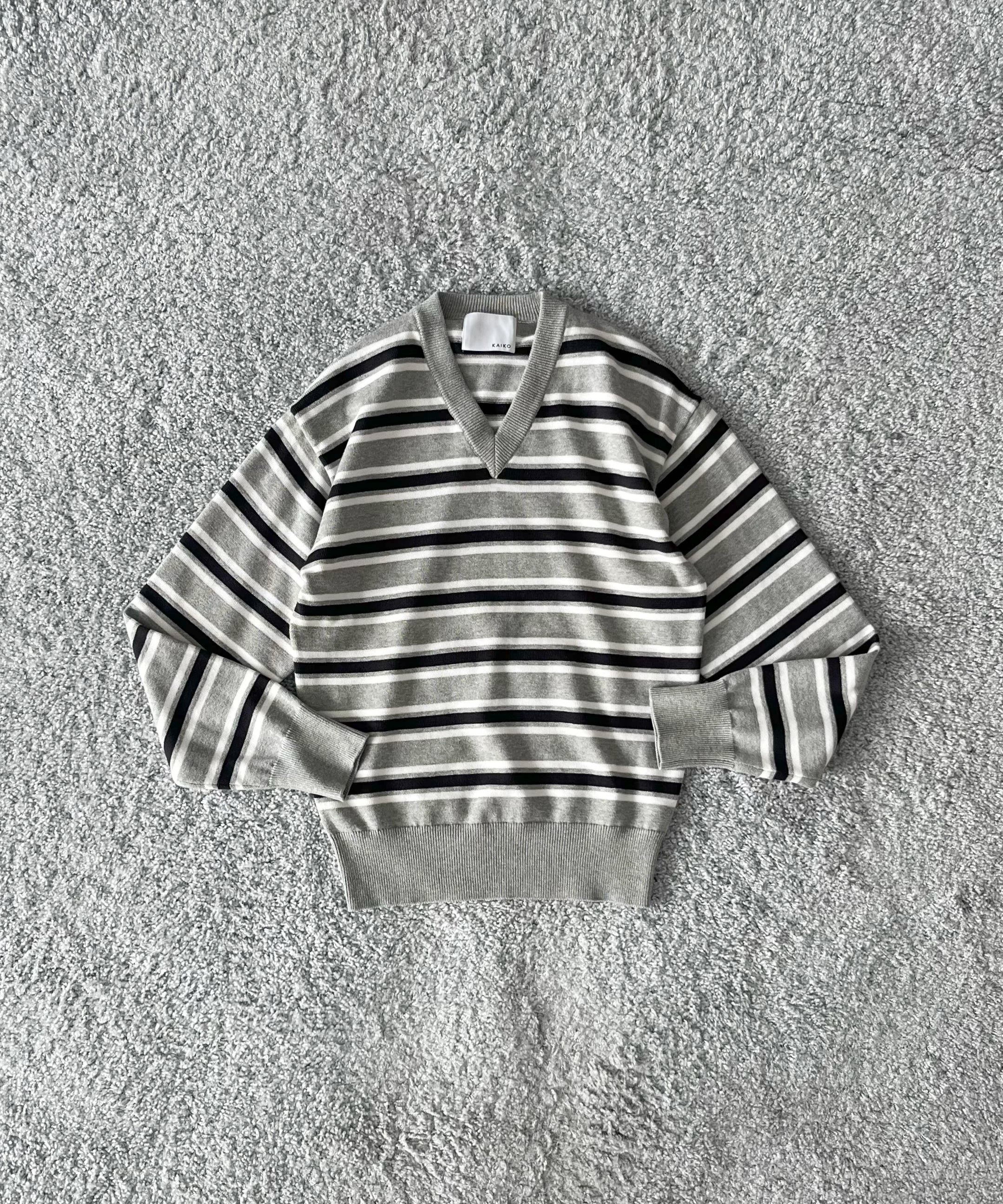 KAIKO Border v neck sweater "FIGURE1"