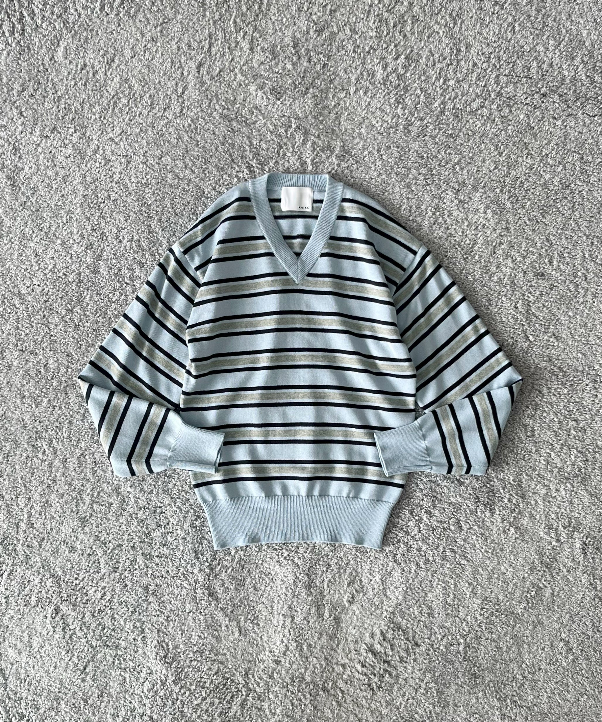 KAIKO Border v neck sweater "FIGURE1"