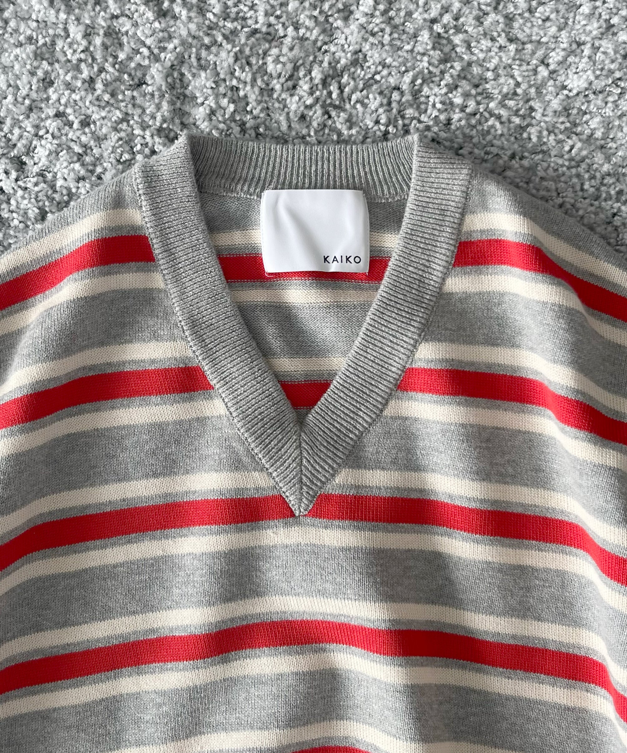 KAIKO Border v neck sweater "FIGURE1"