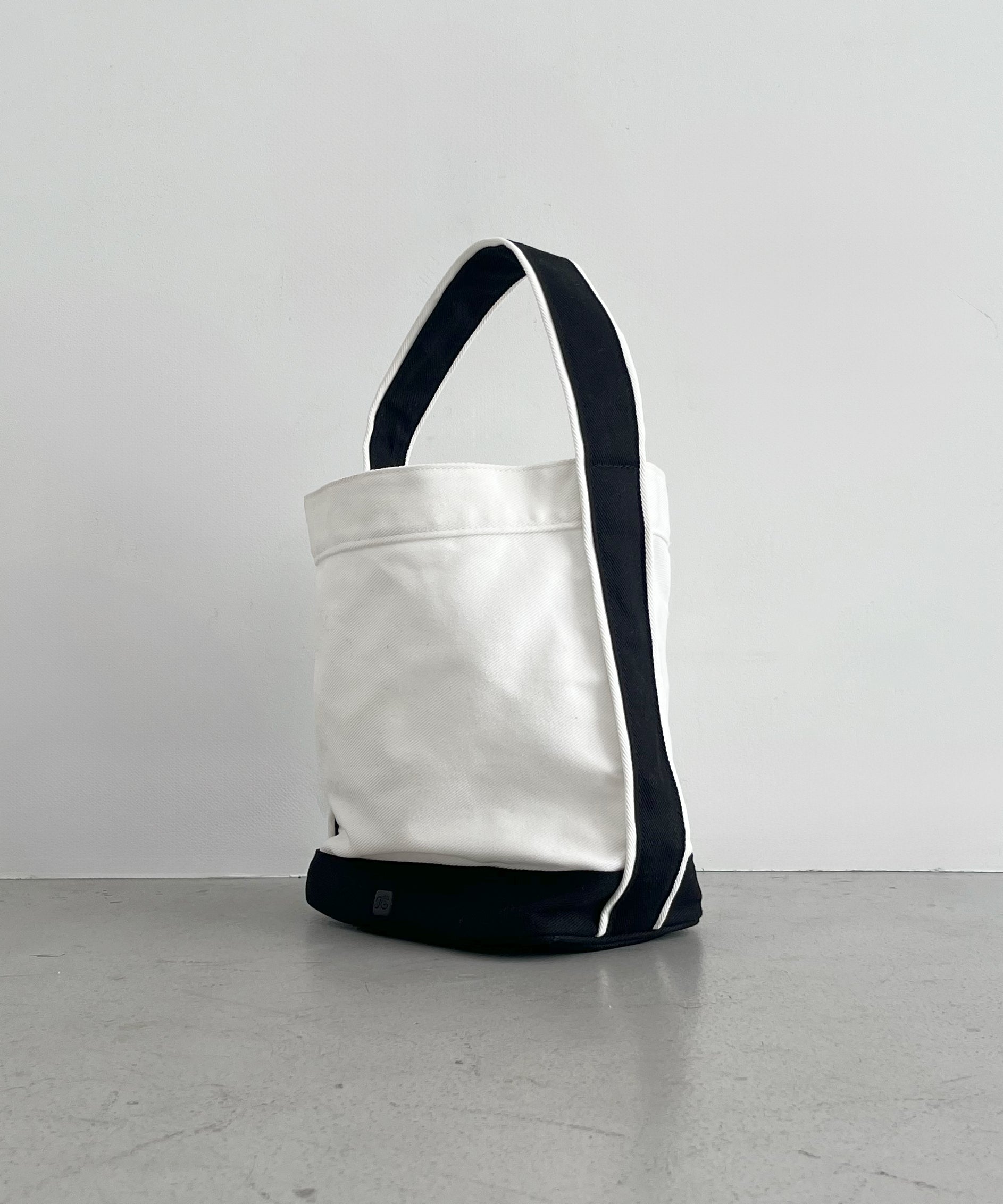 Fax Copy Express Studio contour line bucket bag "WHITE"