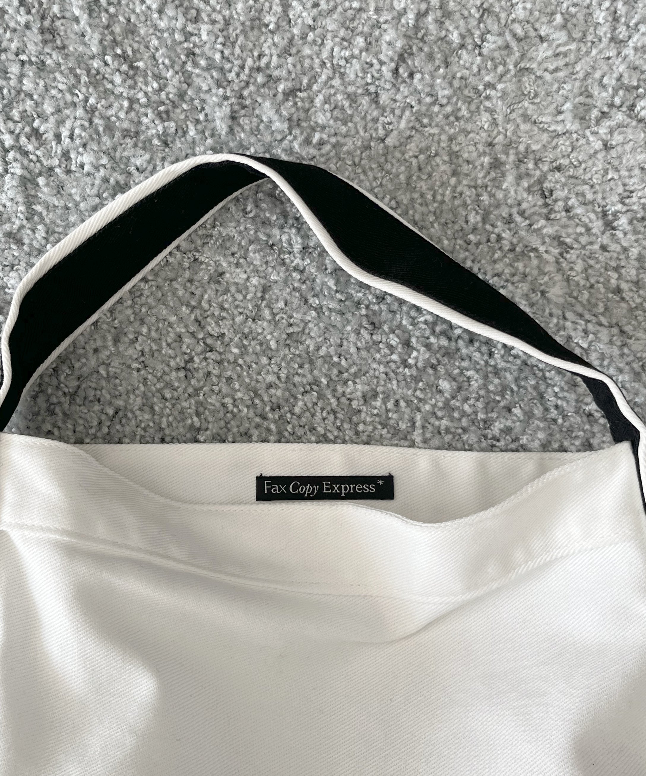 Fax Copy Express Studio contour line bucket bag "WHITE"