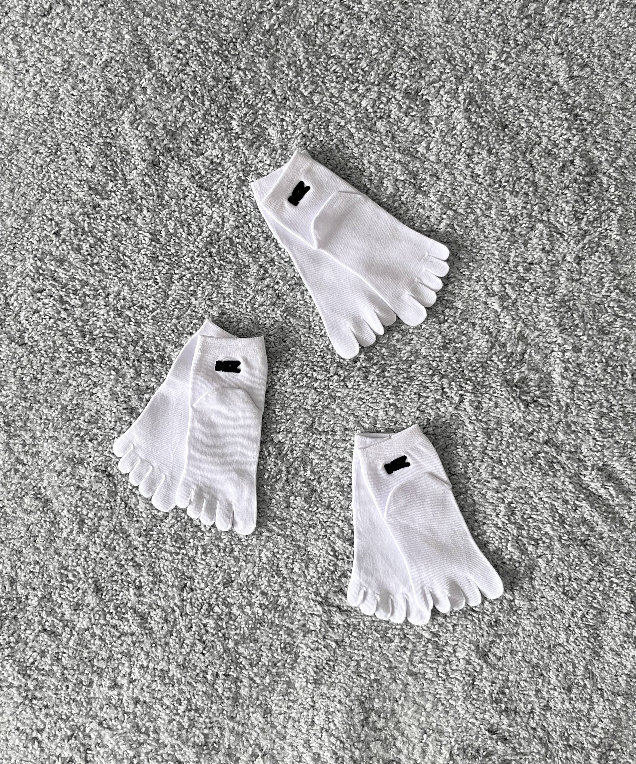 NATASHA ZINKO 3pack toe socks "WHITE"