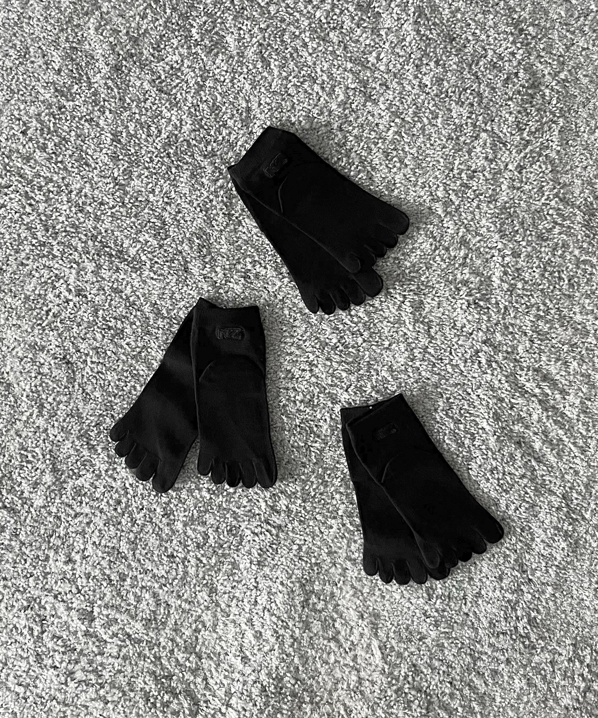NATASHA ZINKO 3pack toe socks "BLACK"