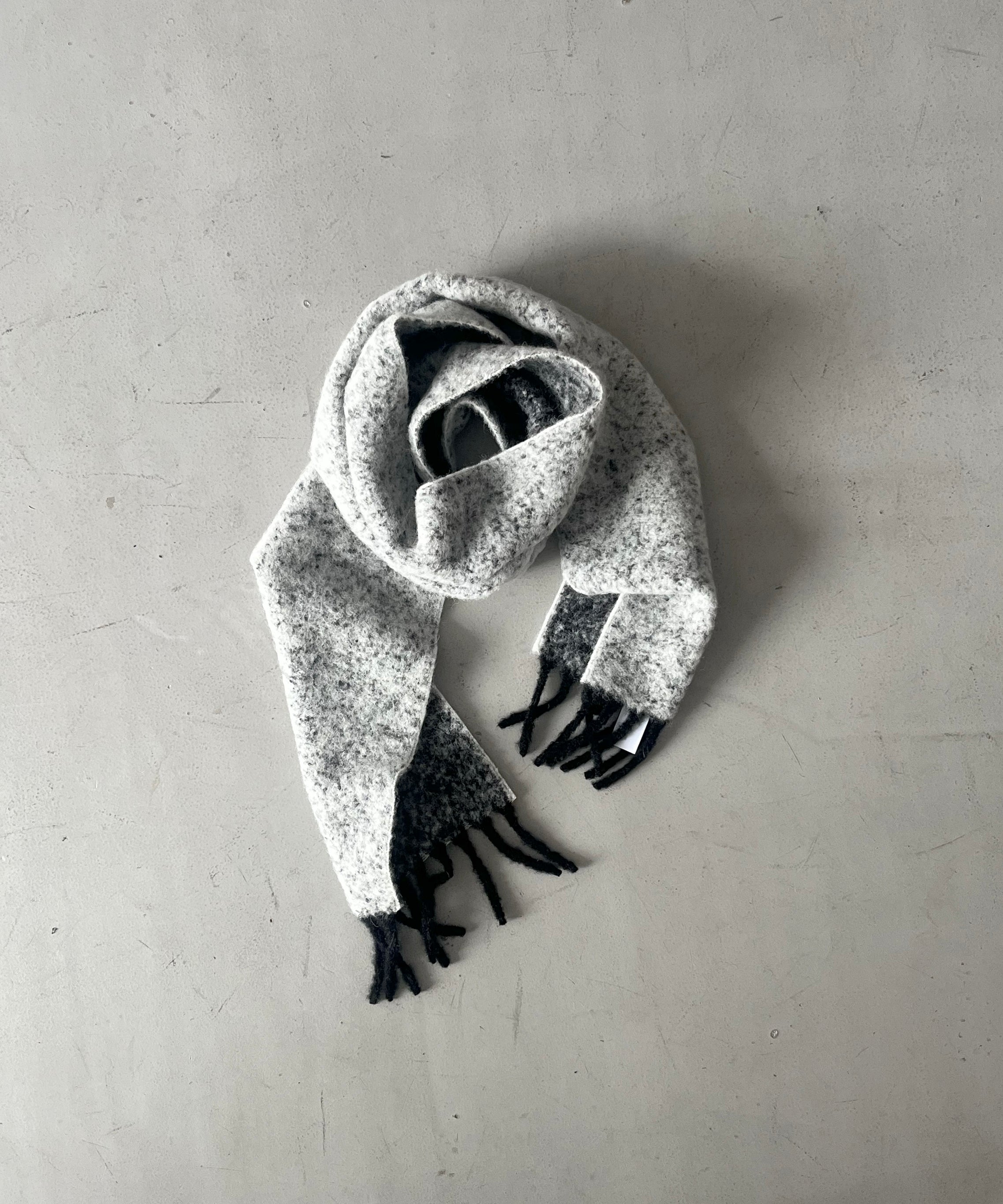 The Inoue Brothers Two colour woolly scarf "BLACK/WHITE"