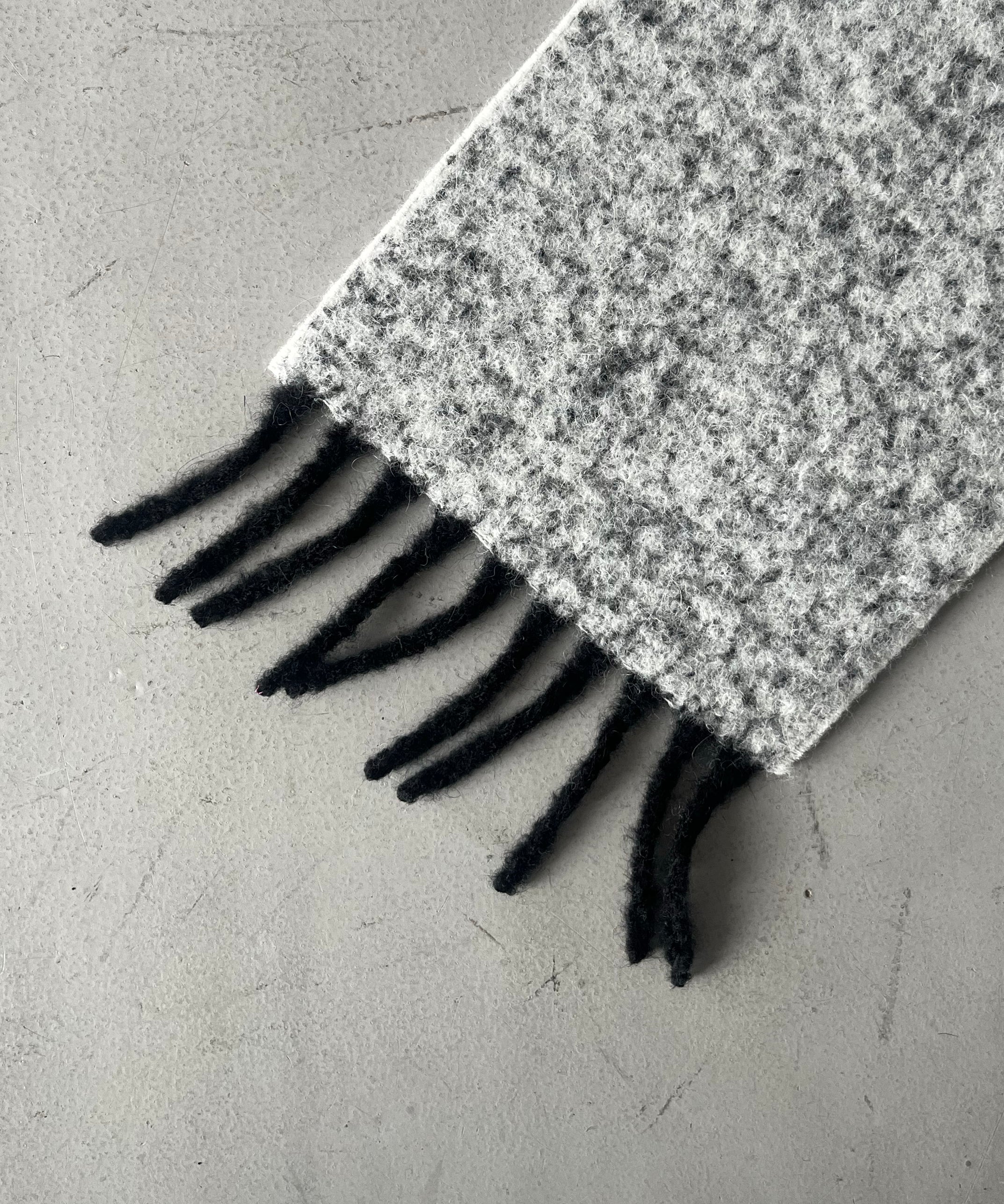 The Inoue Brothers Two colour woolly scarf "BLACK/WHITE"