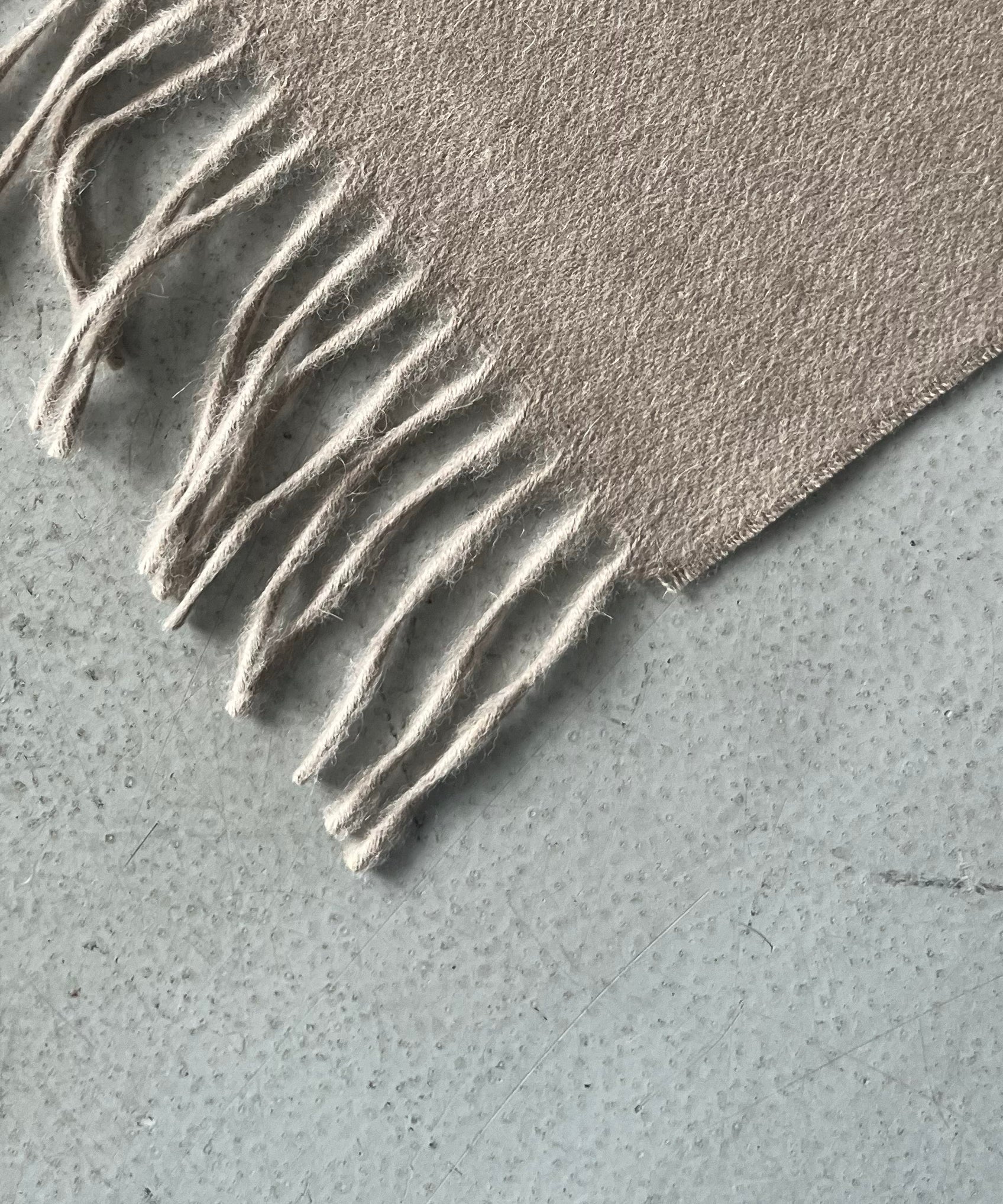 The Inoue Brothers Brushed scarf "GREIGE"