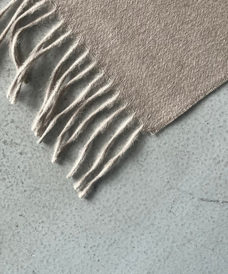 The Inoue Brothers Brushed scarf "GREIGE"