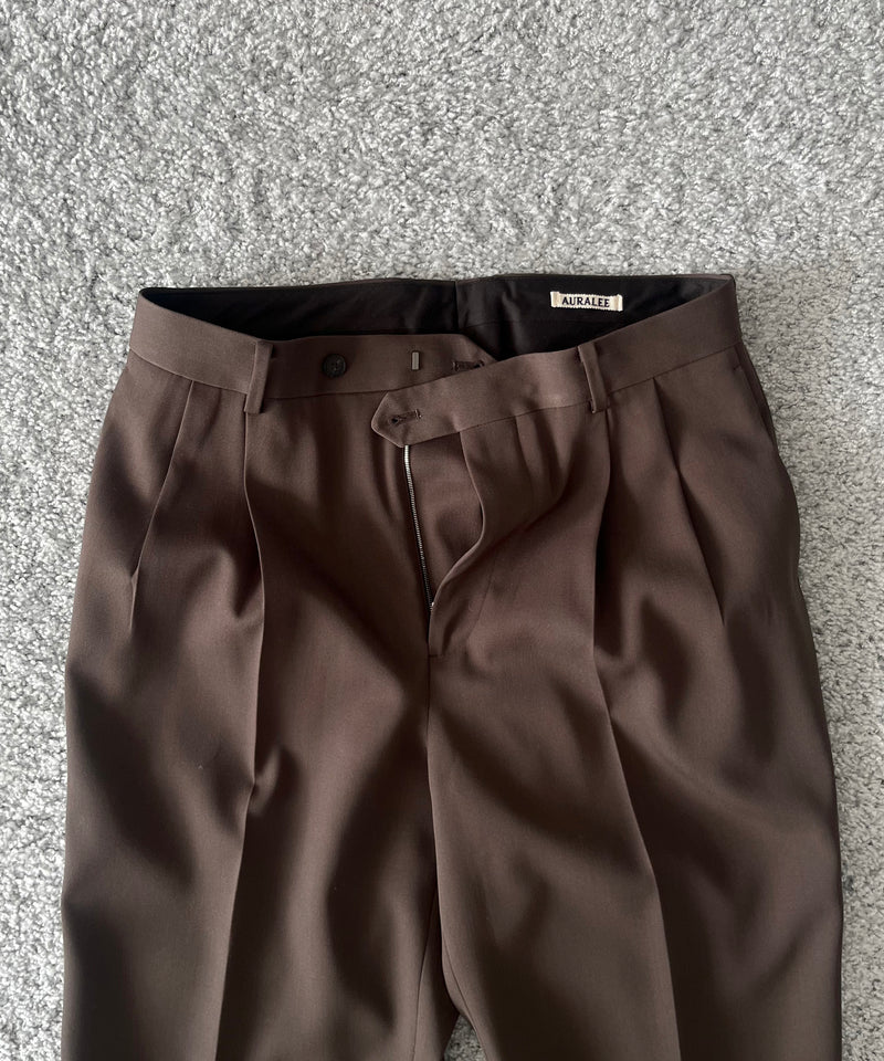 AURALEE Light wool max gabardine two-tuck slacks "DARK BROWN"