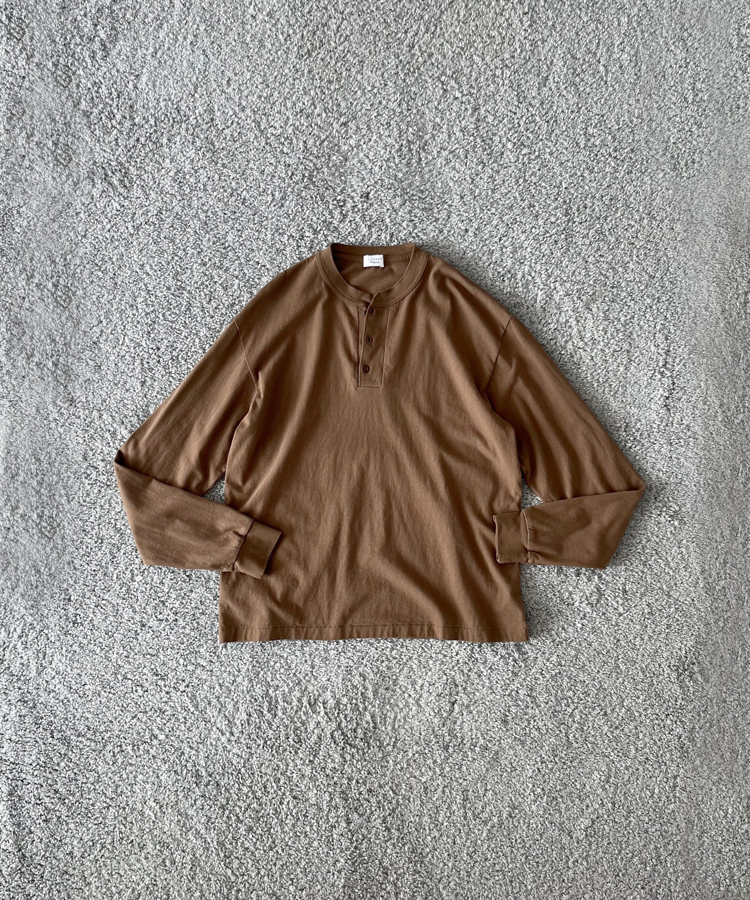 UNUSED Us2592 long-sleeve henry neck t-shirt "BROWN"