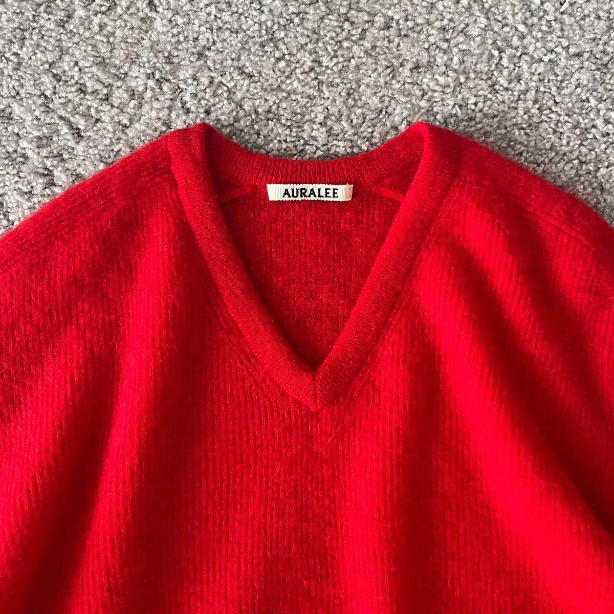 AURALEE【オーラリー】Baby suri alpaca sheer knit v-neck p/o “RED