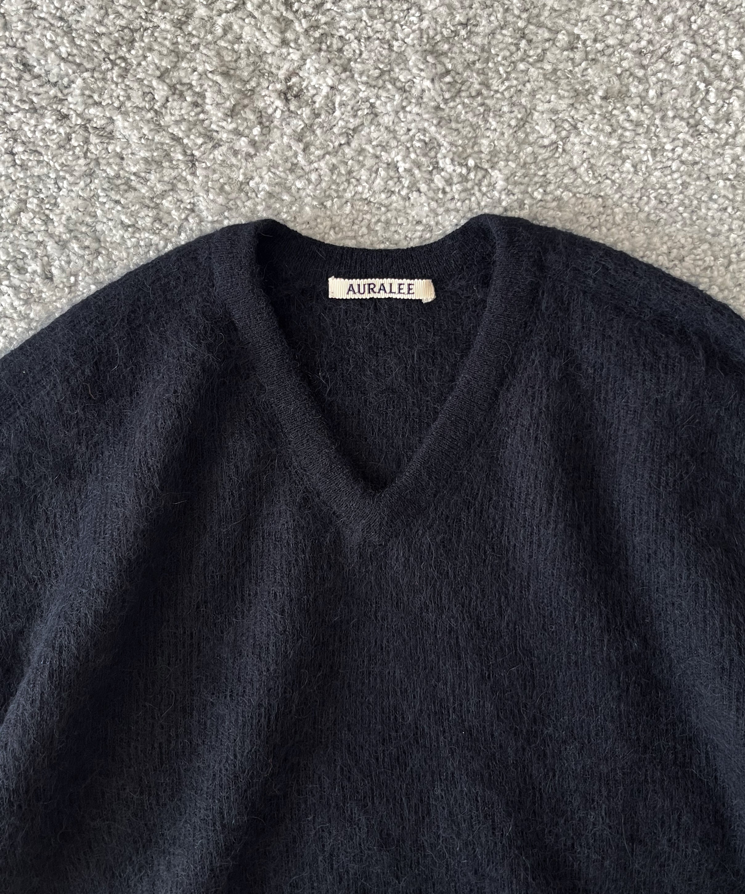 AURALEE【オーラリー】Baby suri alpaca sheer knit v-neck p/o “NAVY