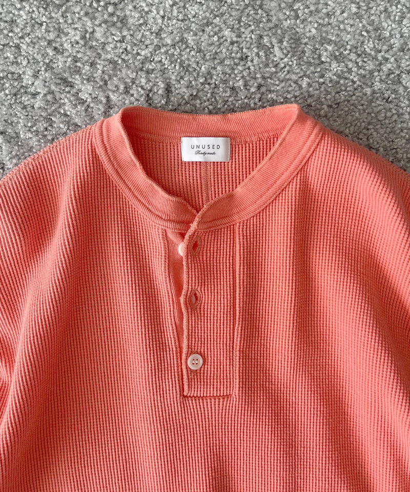 UNUSED Us2595 long-sleeve henry neck waffle t-shirt "CORAL"