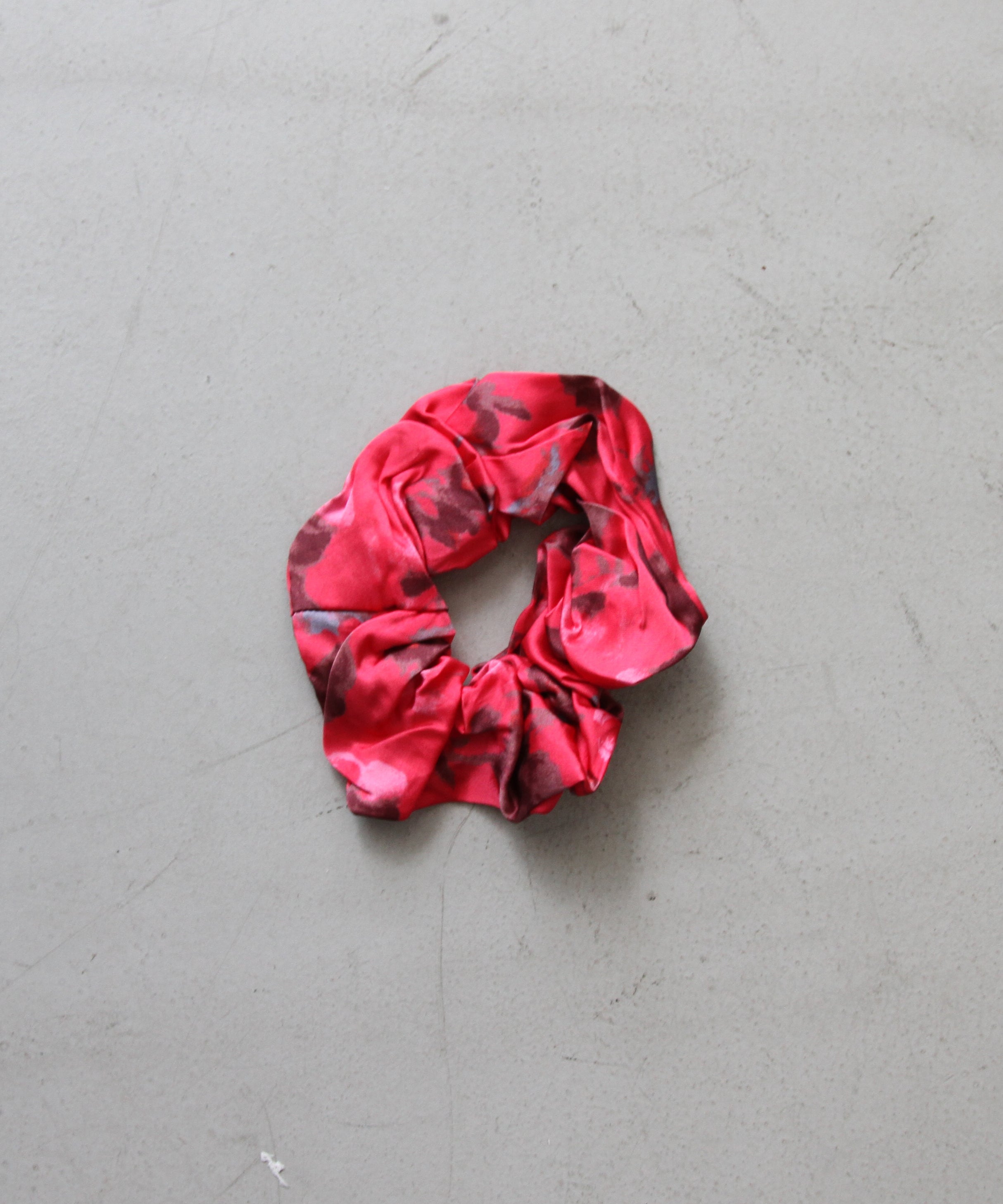 GANNI Printed Satin Scrunchie "RASPBERRY WINE"