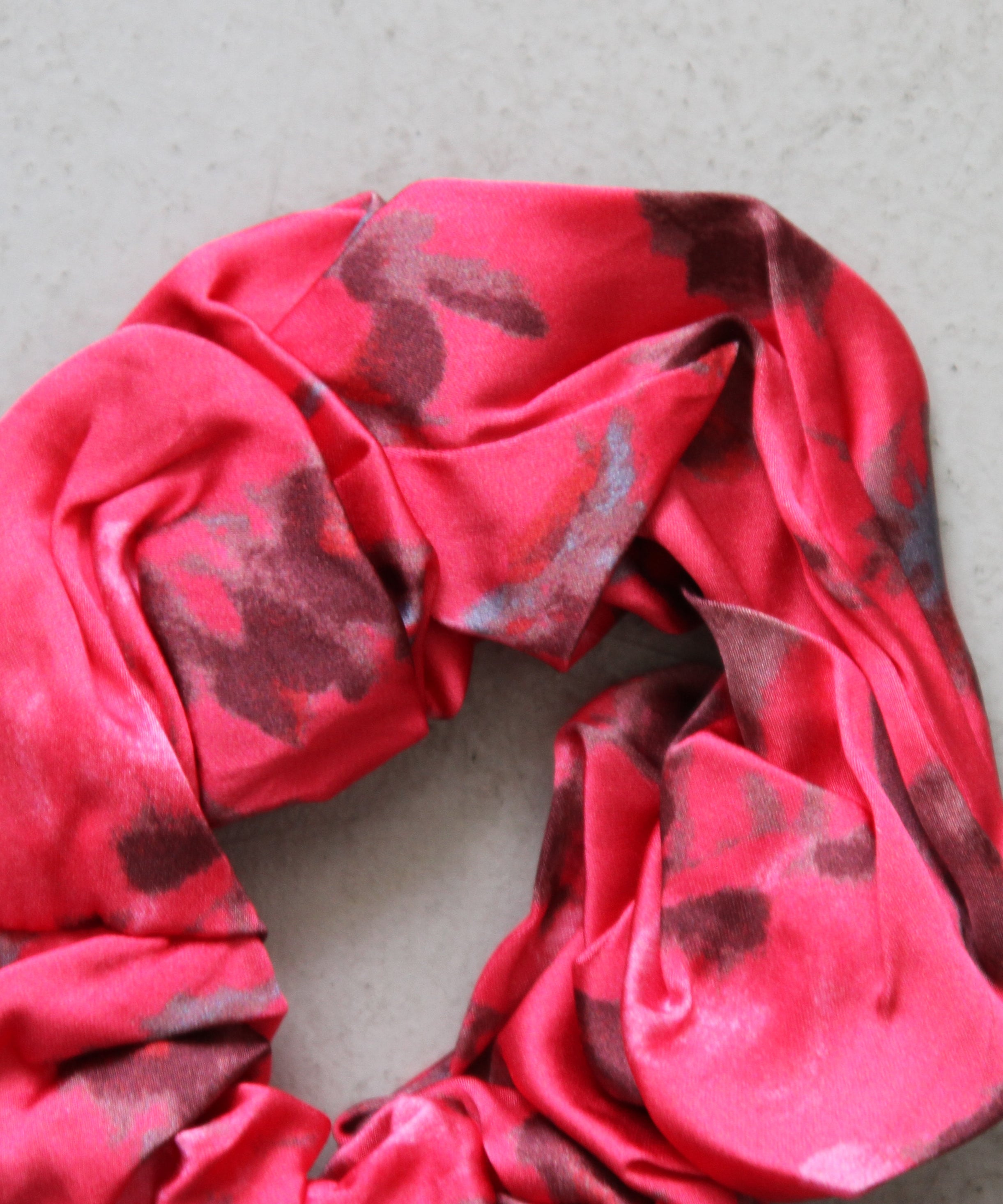 GANNI Printed Satin Scrunchie "RASPBERRY WINE"