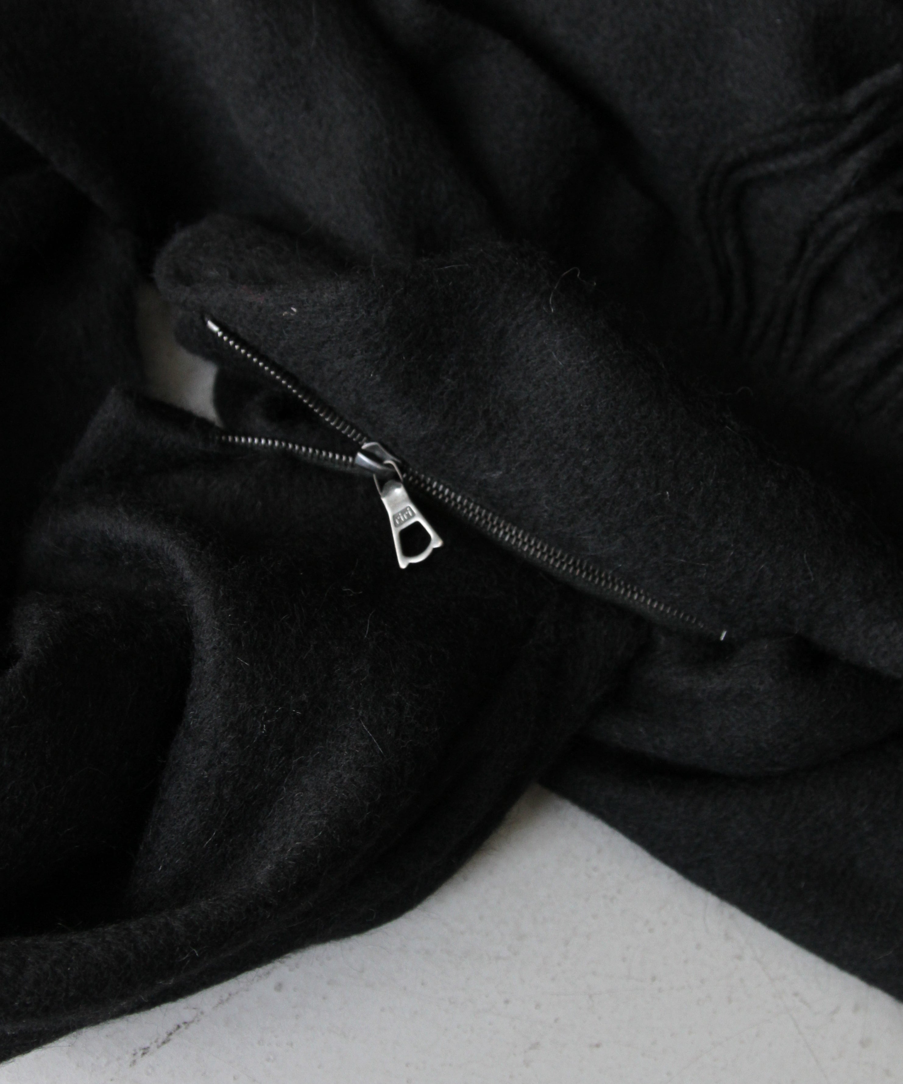 BLESS Draps Long "WOOL BLACK"