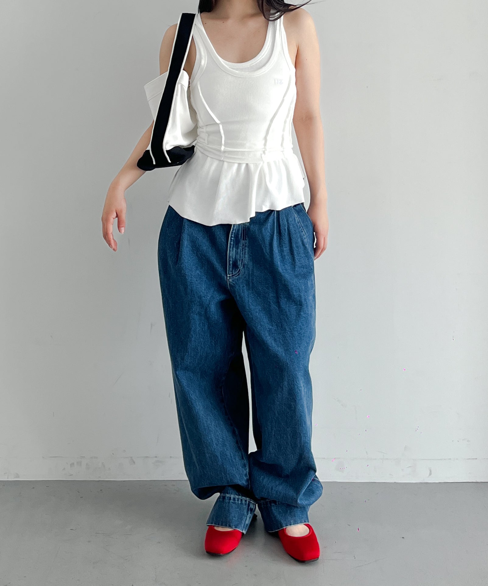 Fax Copy Express Studio contour line bucket bag "WHITE"