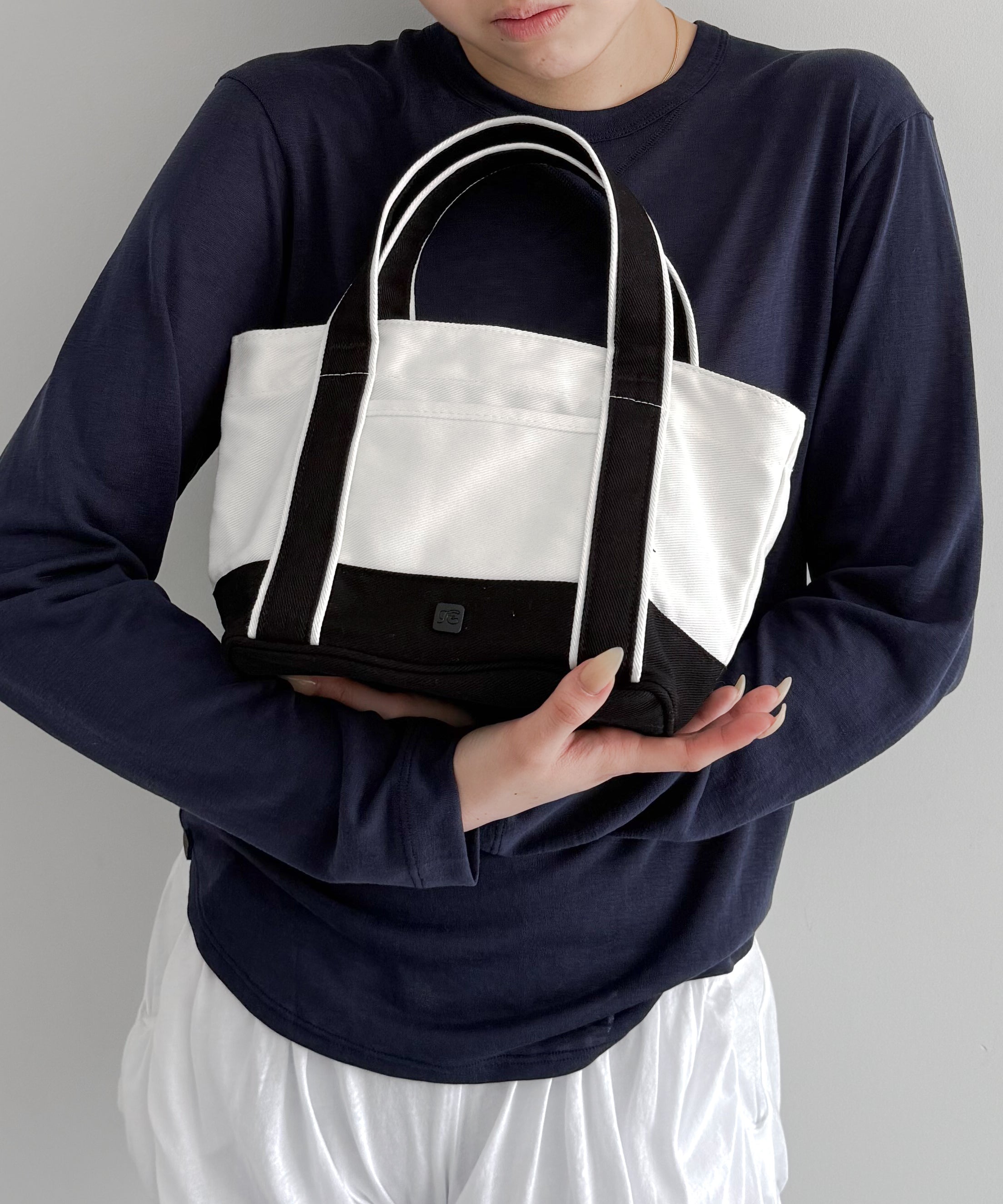 Fax Copy Express Studio contour line tote "WHITE"