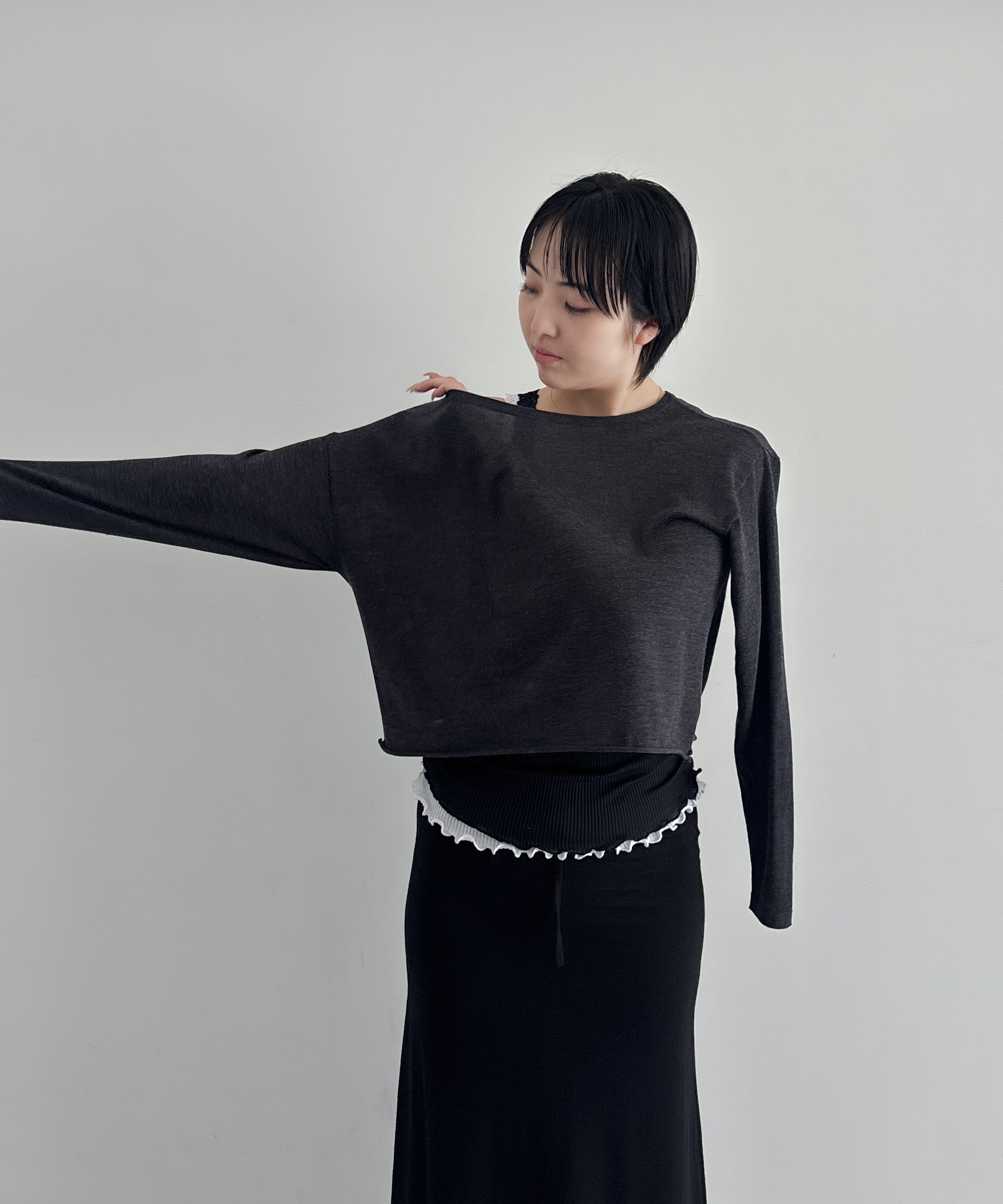 Fax Copy Express Afternoon stretch air off-shoulder top "DARK GREY"