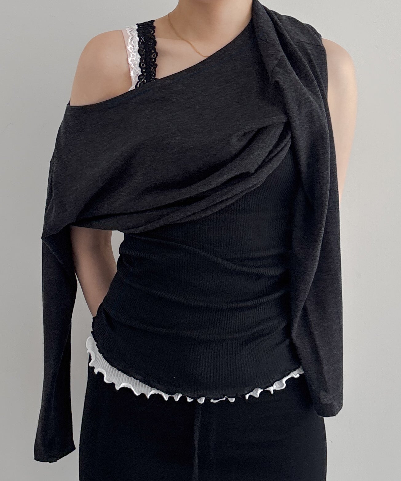 Fax Copy Express Afternoon stretch air off-shoulder top "DARK GREY"