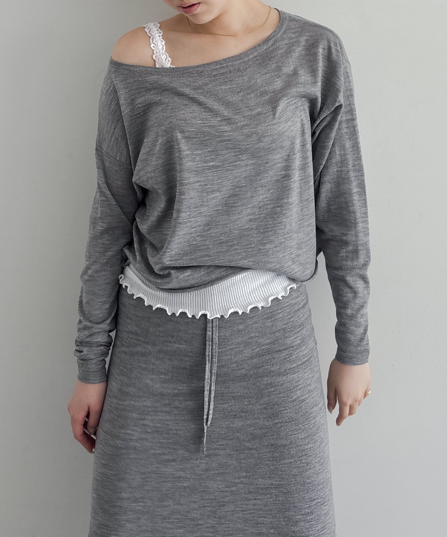 Fax Copy Express Afternoon stretch air off-shoulder top "LIGHT GREY"