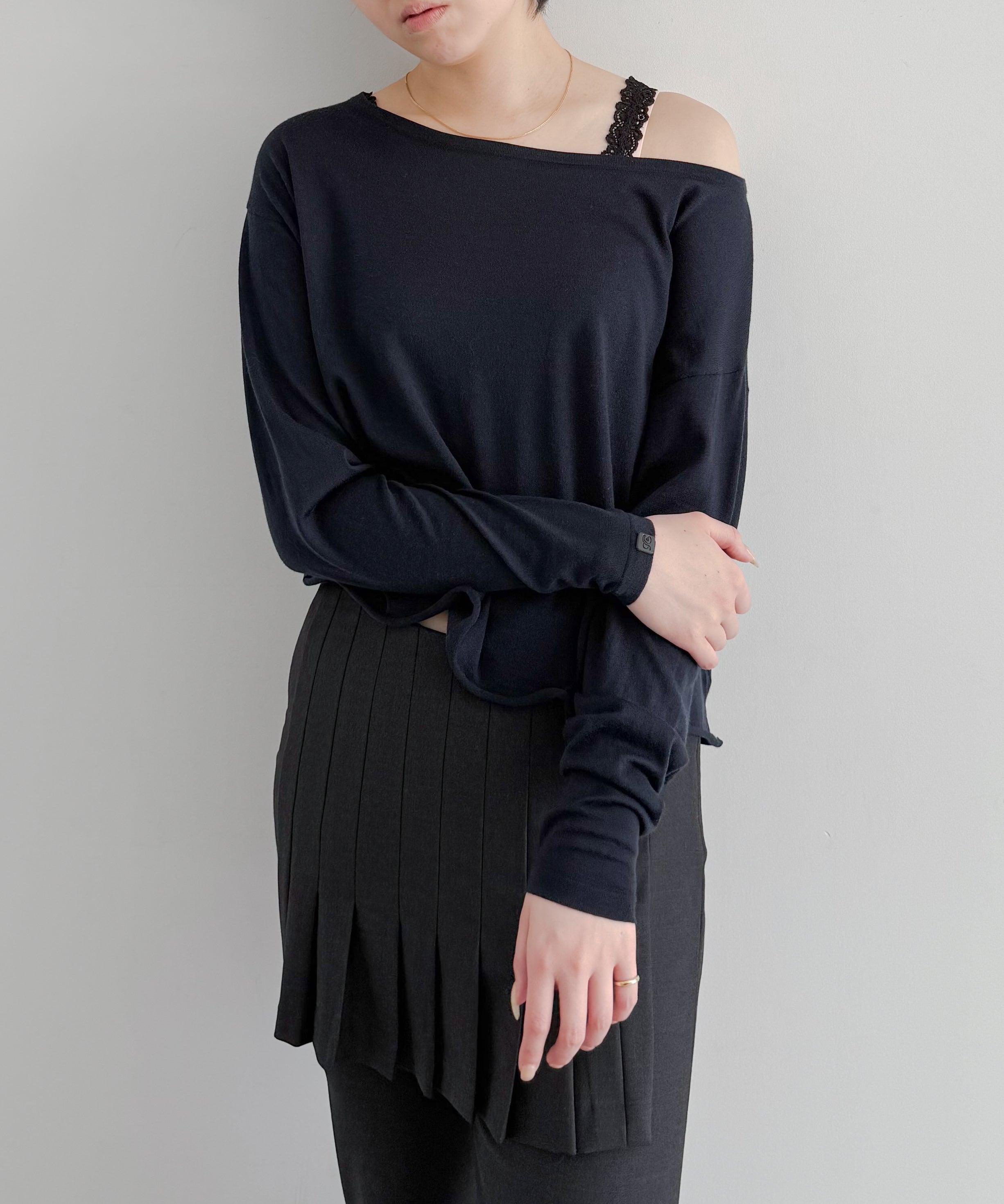 Fax Copy Express Afternoon stretch air off-shoulder top "NAVY"