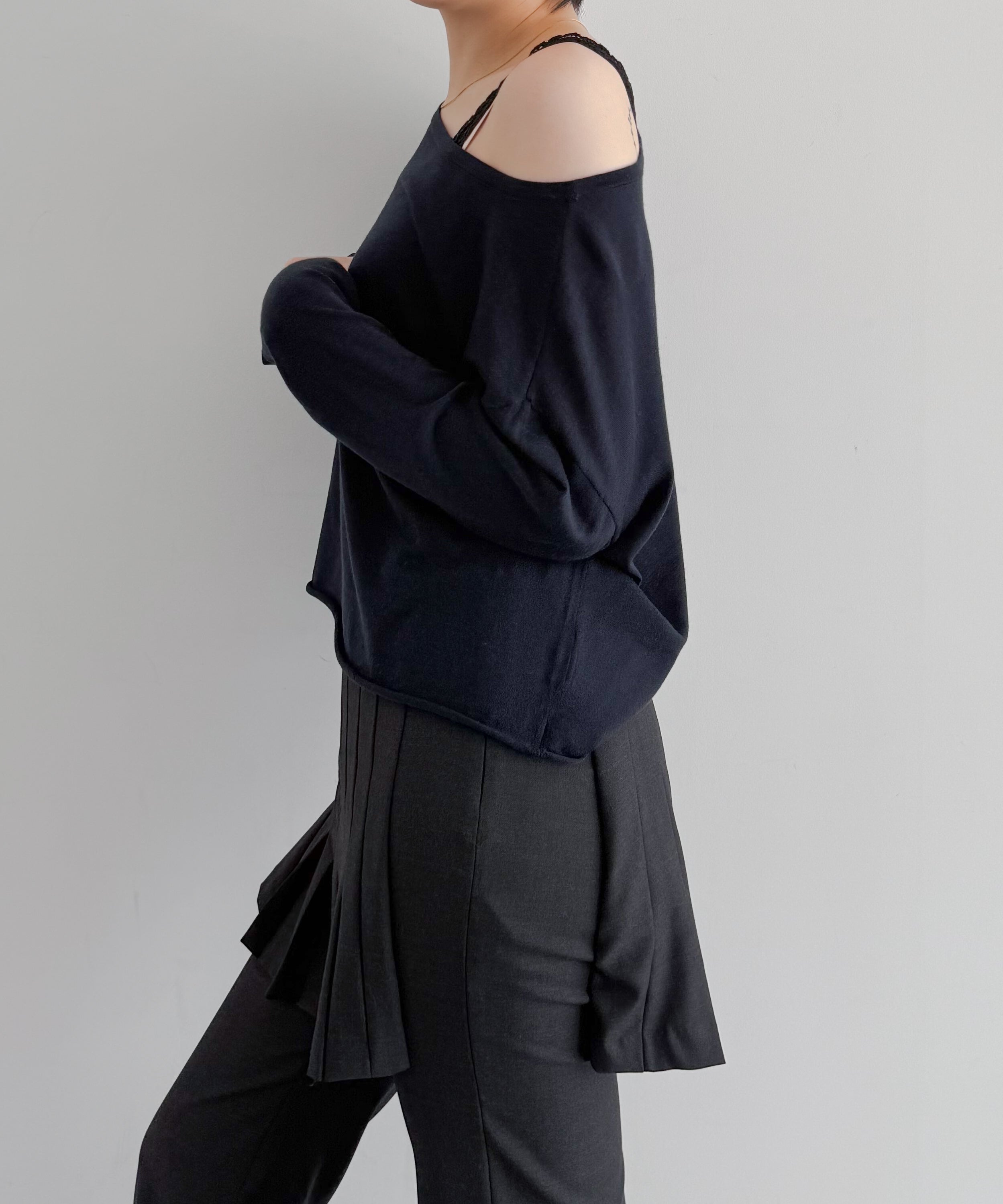 Fax Copy Express Afternoon stretch air off-shoulder top "NAVY"